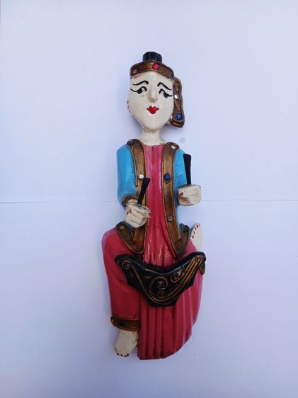 ตุ๊กตาไม้สักแกะลงสีเล่นเครื่องดนตรีไทยขนาดสูง11นิ้วต่อตัวขายยกชุด10ตัว รูปที่ 4