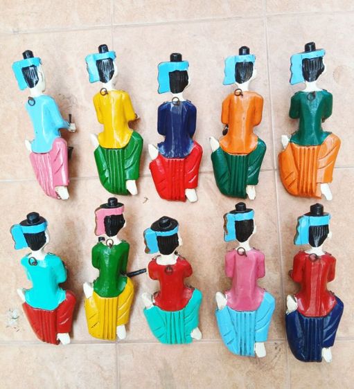 ตุ๊กตาไม้สักแกะลงสีเล่นเครื่องดนตรีไทยขนาดสูง11นิ้วต่อตัวขายยกชุด10ตัว รูปที่ 2