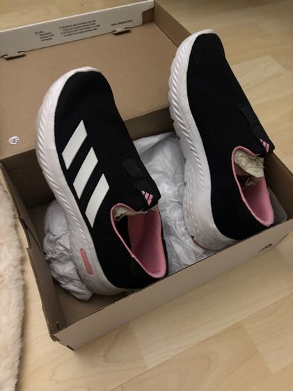 รองเท้า adidas