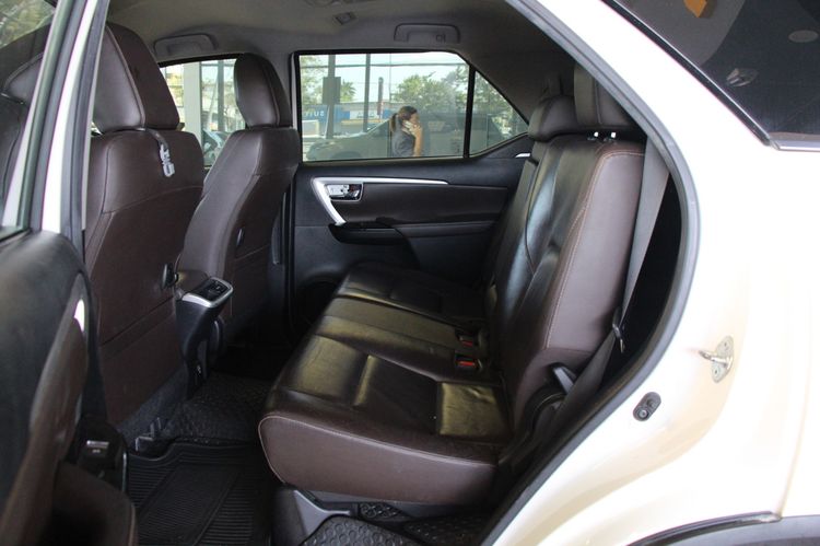 Toyota Fortuner 2017 2.4 V Utility-car ดีเซล ไม่ติดแก๊ส เกียร์อัตโนมัติ ขาว รูปที่ 4