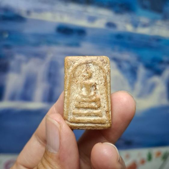 พระสมเด็จเนื้อผงเก่ามีคราบกรุ