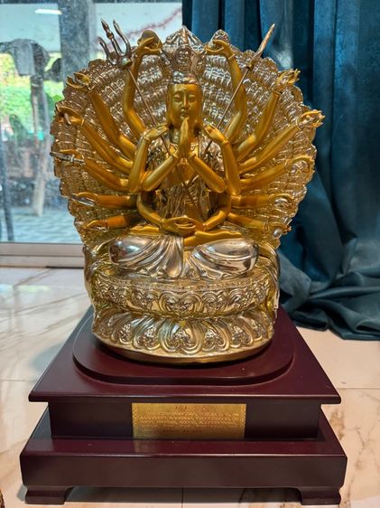 เจ้าแม่กวนอิม 1000 มือฐานไม้เก่า และปี่เซียะแกะลายทอง รูปที่ 2