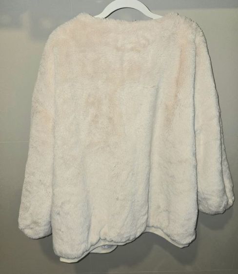 เสื้อกันหนาวขนเฟอร์หนานุ่ม ทรงคลุม สีครีม  รูปที่ 4