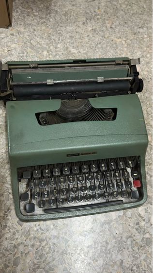 เครื่องพิมพ์ดีดไทย Olivetti Lettera 32 วินเทจ