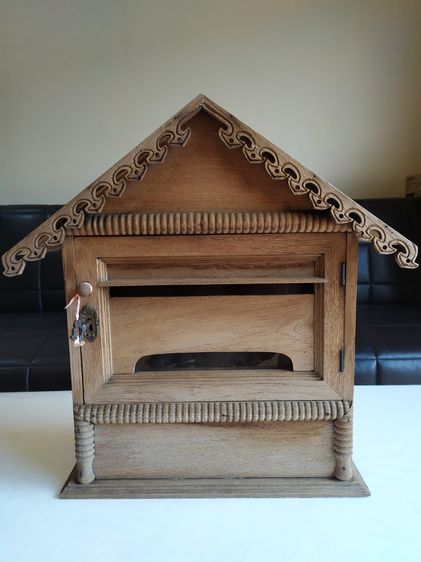 ตู้จดหมายไม้สัก แบบมีช่องด้านล่างสอดม้วนเอกสารหรือหนังสือพิมพ์ได้ ขนาด กว้างxสูงxลึก  46x46x16 cm  สวยคลาสสิค มีรูขอแขวนด้านหลัง   ขาย  800 