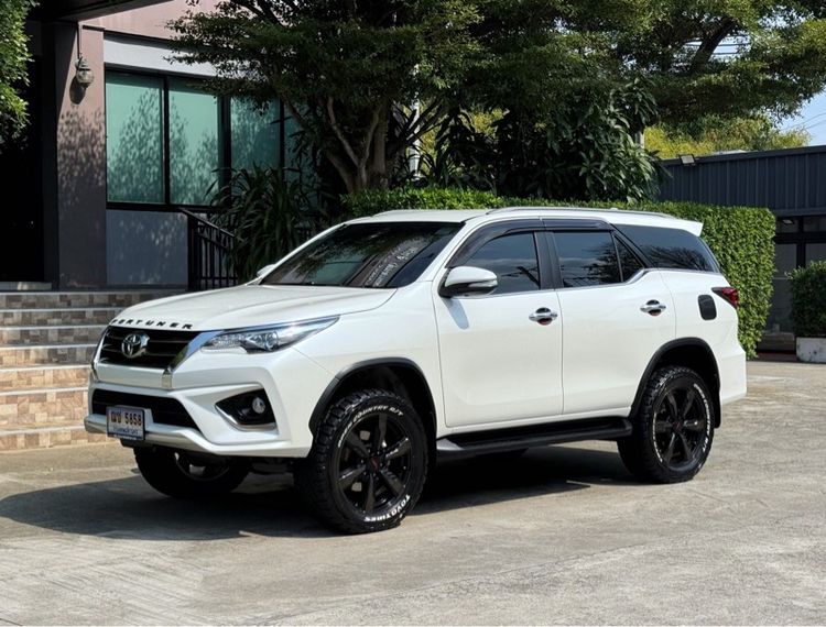 Toyota Fortuner 2017 2.8 TRD Sportivo 4WD Utility-car ดีเซล ไม่ติดแก๊ส เกียร์อัตโนมัติ ขาว รูปที่ 4