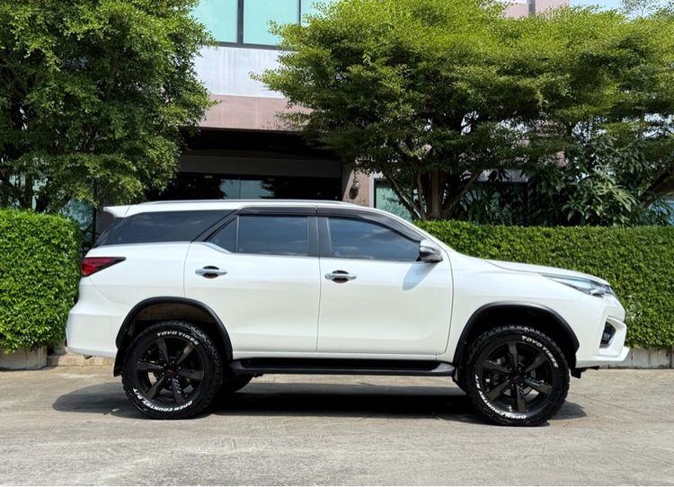Toyota Fortuner 2017 2.8 TRD Sportivo 4WD Utility-car ดีเซล ไม่ติดแก๊ส เกียร์อัตโนมัติ ขาว รูปที่ 2