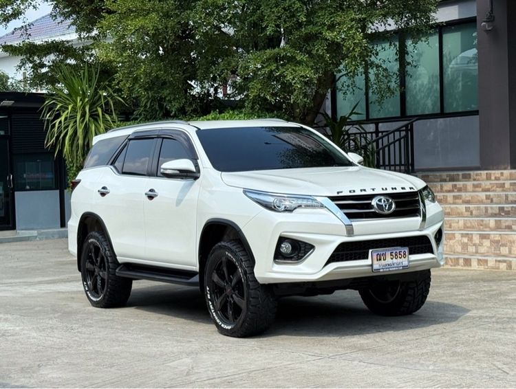 รถ Toyota Fortuner 2.8 TRD Sportivo 4WD สี ขาว