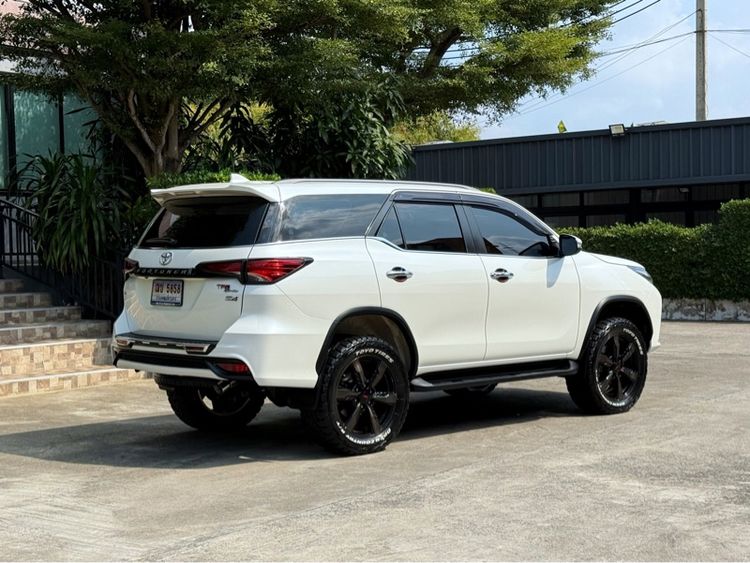 Toyota Fortuner 2017 2.8 TRD Sportivo 4WD Utility-car ดีเซล ไม่ติดแก๊ส เกียร์อัตโนมัติ ขาว รูปที่ 3