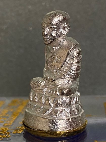 หลวงปู่ทวด ญสส.( รับพระ 2 องค์ ) เนื้อพรายเงิน ปี 43 เฉลิมพระเกียรติ 87 พรรษา พร้อมกล่องเดิม รูปที่ 3