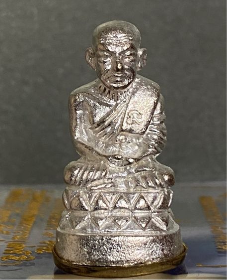 หลวงปู่ทวด ญสส.( รับพระ 2 องค์ ) เนื้อพรายเงิน ปี 43 เฉลิมพระเกียรติ 87 พรรษา พร้อมกล่องเดิม รูปที่ 2