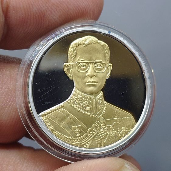 เหรียญที่ระลึกคามิโอ เนื้อเงินขัดเงาหน้าทองคำแท้ ที่ระลึกกาญจนาภิเษก ขนาด 26 มิล สร้างน้อย รูปที่ 3
