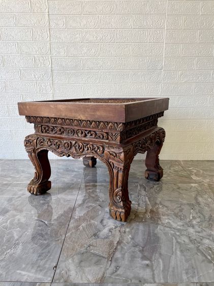 โต๊ะไม้สักแกะสลัก