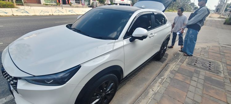 Honda HR-V 2023 1.5 e:HEV RS Sedan เบนซิน เกียร์อัตโนมัติ ขาว รูปที่ 3