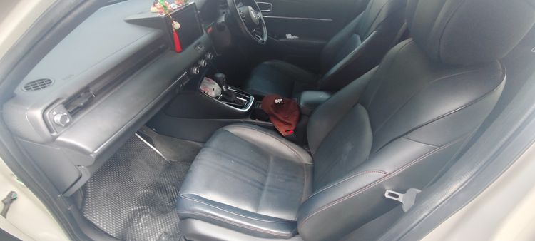 Honda HR-V 2023 1.5 e:HEV RS Sedan เบนซิน เกียร์อัตโนมัติ ขาว รูปที่ 4