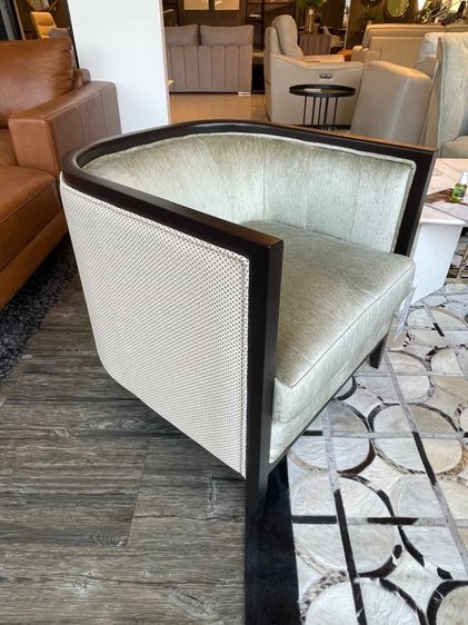 เก้าอี้ Armchair Modernform ราคาปกติ 50,775 บาท สินค้านำเข้า ราคาพิเศษ ป้ายห้อยอยู่ครบ