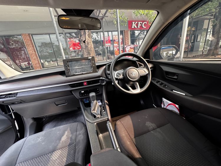 Toyota Yaris ATIV 2023 1.2 Sport Sedan เบนซิน ไม่ติดแก๊ส เกียร์อัตโนมัติ ดำ รูปที่ 2