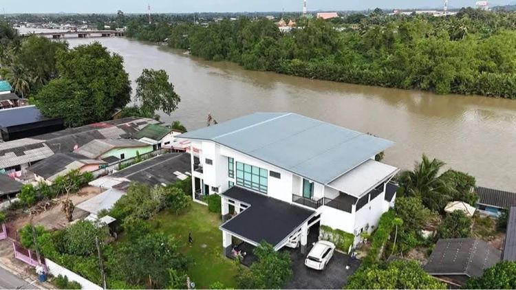 บ้านริมน้ำสุราษฏร์ธานี