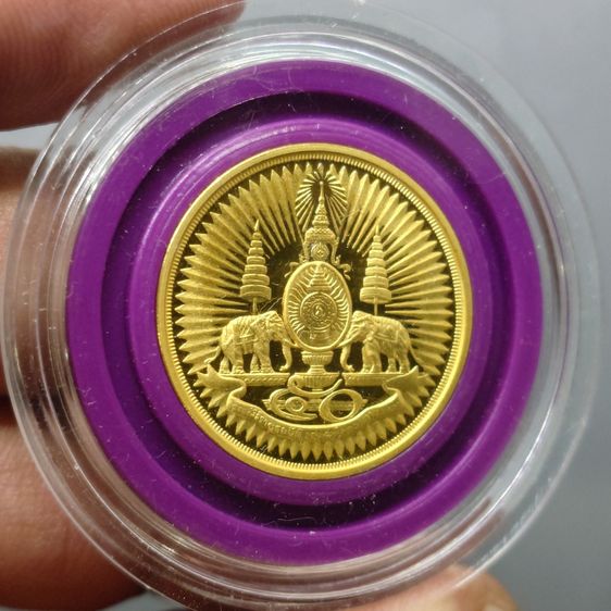 เหรียญตราสัญลักษณ์ กาญจนาภิเษก สองหน้า เนื้อชุบทอง พ.ศ.2539 (หายาก ผลิตน้อย) ขนาด 2.5 ซม พร้อมกล่องเดิม รูปที่ 5