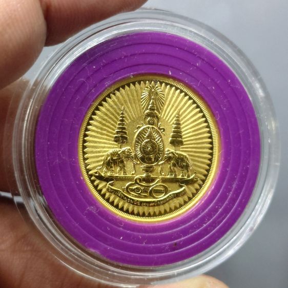 เหรียญตราสัญลักษณ์ กาญจนาภิเษก สองหน้า เนื้อชุบทอง พ.ศ.2539 (หายาก ผลิตน้อย) ขนาด 2.5 ซม พร้อมกล่องเดิม รูปที่ 6