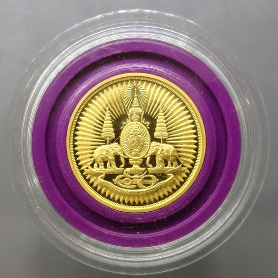 เหรียญตราสัญลักษณ์ กาญจนาภิเษก สองหน้า เนื้อชุบทอง พ.ศ.2539 (หายาก ผลิตน้อย) ขนาด 2.5 ซม พร้อมกล่องเดิม รูปที่ 3