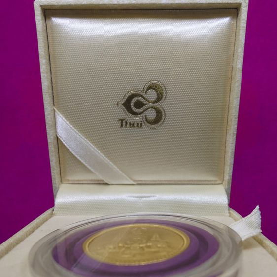 เหรียญตราสัญลักษณ์ กาญจนาภิเษก สองหน้า เนื้อชุบทอง พ.ศ.2539 (หายาก ผลิตน้อย) ขนาด 2.5 ซม พร้อมกล่องเดิม รูปที่ 2