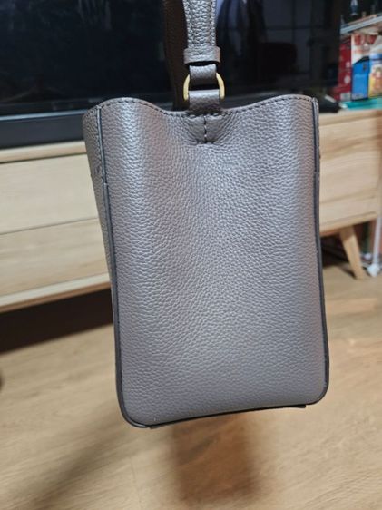 กระเป๋า tory burch Small McGraw Bucket Bag ช้อปไทยค่ะ รูปที่ 4