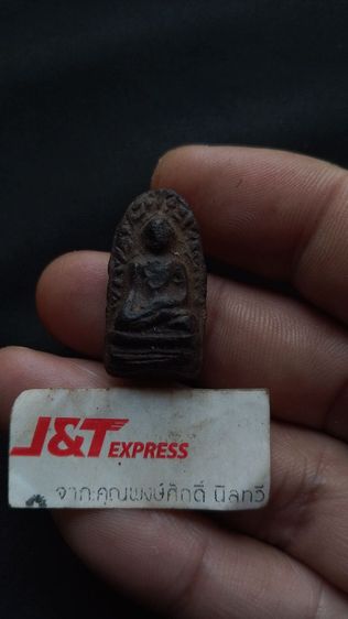 พระรอดเก่าได้จากบ้านนายทหารเก่าอายุตอนนี้แปดสิบแกเล่าให้ฟังว่าเคยอมไปรบสงครามเวียดนามโดนยิงแต่ไม่เข้าแกไม่มีลูกหลานที่จะเก็บต่อเลยให้ผมมา