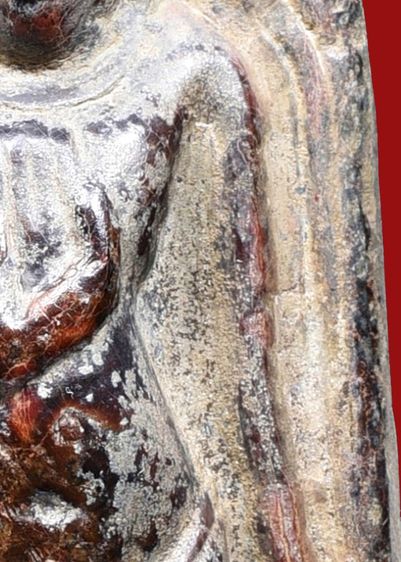 มรดกบรรพบุรุษ สนิมไขแดงลูกหว้า พระบ้าน พระร่วงยืนหลังรางปืน กรุวัดพระศรีมหาธาตุ ลพบุรี  ขึ้นไข แตกใยแมงมุม สวย รูปที่ 11