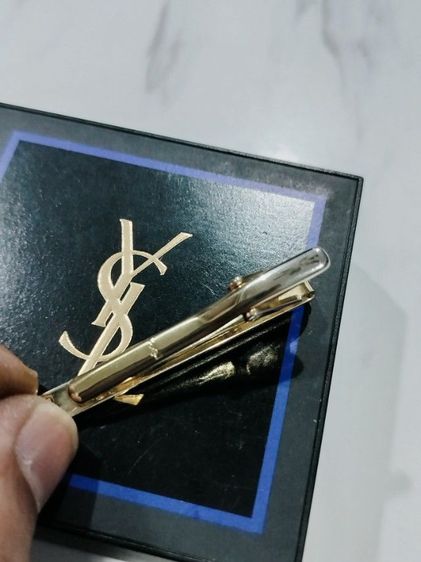 ที่หนีบเน็คไท Vintage YSL Tip Clip CRT สำหรับนักสะสมแนวนี้ สภาพสวย หายยาก ไม่มีผลิตแล้ว เป็นรุ่นวินเทจที่หายากกว่าโลโก้ปัจจุบันกล่องเดิม  รูปที่ 3