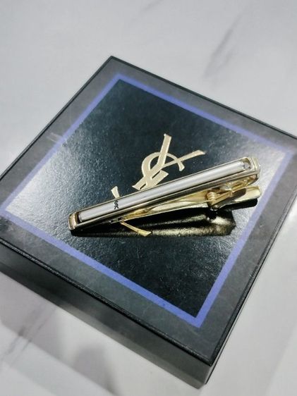 ที่หนีบเน็คไท Vintage YSL Tip Clip CRT สำหรับนักสะสมแนวนี้ สภาพสวย หายยาก ไม่มีผลิตแล้ว เป็นรุ่นวินเทจที่หายากกว่าโลโก้ปัจจุบันกล่องเดิม  รูปที่ 2