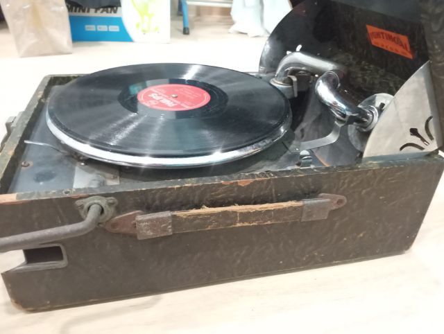 ขายเครื่องเล่นแผ่นเสียงเก่าเก็บแบบไขหมุน