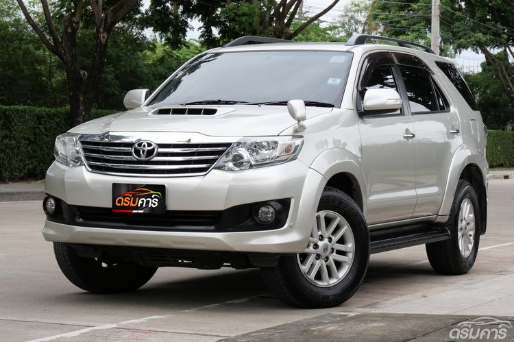 รถ Toyota Fortuner 3.0 V สี บรอนซ์เงิน