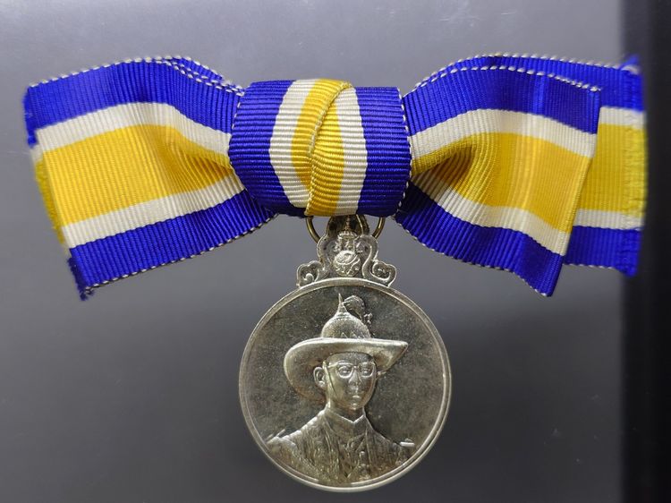 เหรียญที่ระลึกประดับแพรแถบ เนื้อเงิน เฉลิมพระชนมพรรษา 6 รอบ 72 พรรษา รัชกาลที่ 9 พ.ศ.2542 "แบบหญิง รูปที่ 2