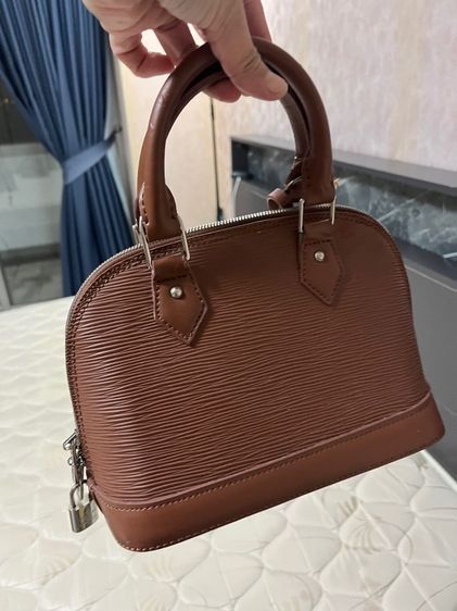 กระเป๋าสะพานข้าง  กุญแจ และ สายคล้องด้านนข้างลำตัว  รูปที่ 2