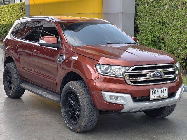 รถ Ford Everest 2.2 Titanium สี แดง