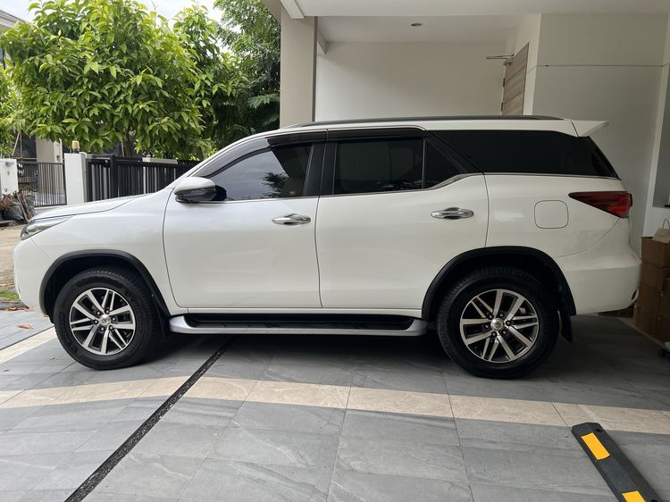 รถ Toyota Fortuner 2.4 V สี ขาว