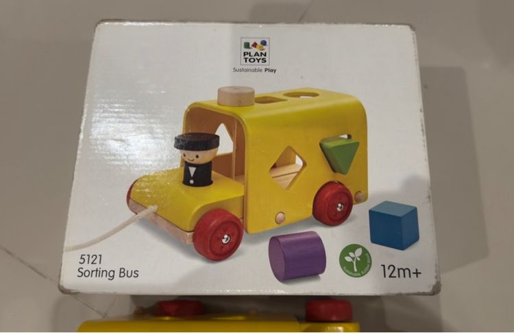 ของเล่นเสริมพัฒนาการ รถบัส หยอดรูปทรงเรขาคณิต มีสายลากจูง Plan Toys รูปที่ 3