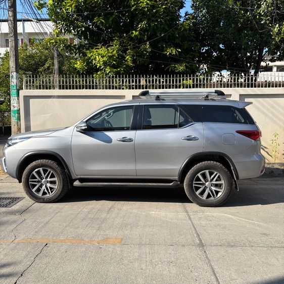 Toyota Fortuner 2015 2.8 V 4WD Utility-car ดีเซล ไม่ติดแก๊ส เกียร์อัตโนมัติ เงิน รูปที่ 3