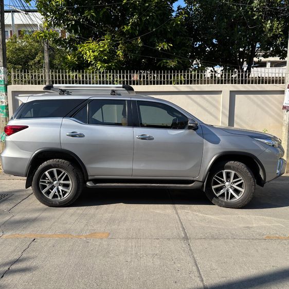 Toyota Fortuner 2015 2.8 V 4WD Utility-car ดีเซล ไม่ติดแก๊ส เกียร์อัตโนมัติ เงิน รูปที่ 4