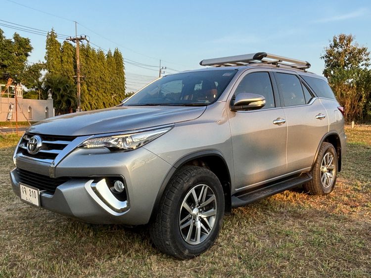 รถ Toyota Fortuner 2.8 V 4WD สี เงิน