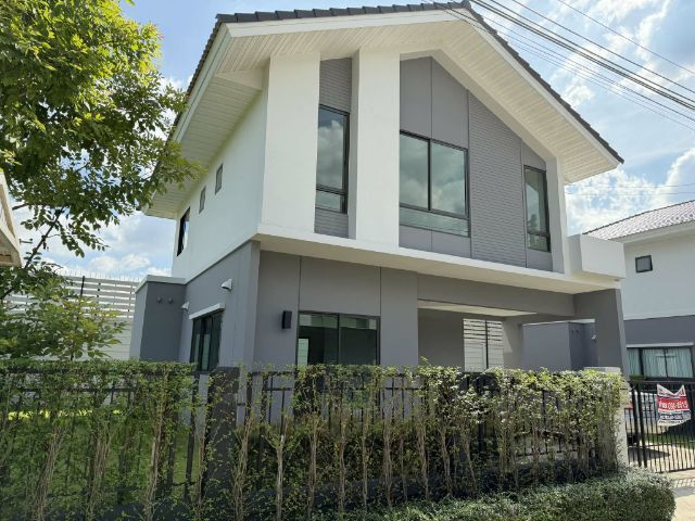 ขายบ้านสองชั้นร่มเกล้า