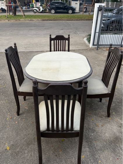 อื่นๆ โต๊ะทานอาหารไม้ 4 ที่นั่ง ขนาด 1.5 เมตร พร้อมเก้าอี้ 4 ตัว ราคา 2,500 บาท