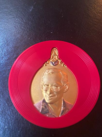 เหรียญที่ระลึก รัชกาลที่ 9 ทรงหยดน้ำ เนื้อกะไหล่ 3 กษัตริย์ รูปที่ 3