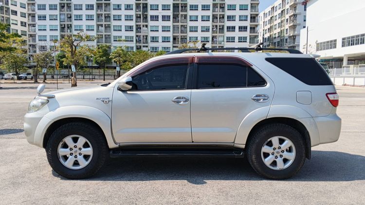 รถ Toyota Fortuner 2.7 V สี บรอนซ์เงิน