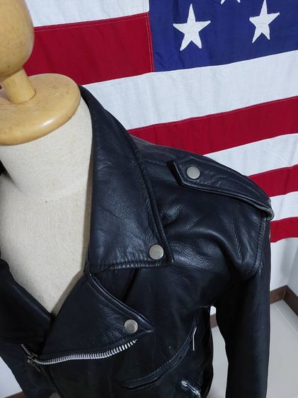 Vintage biker black leather jacket Size L เสื้อแจ็กเก็ตหนังแท้สีดำเฟดนิดหน่อยกำลังสวย หนังหนาค่อนข้างมีน้ำหนัก งานอเมริกา ซิปดีรูดลื่น รูปที่ 11