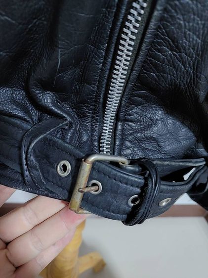 Vintage biker black leather jacket Size L เสื้อแจ็กเก็ตหนังแท้สีดำเฟดนิดหน่อยกำลังสวย หนังหนาค่อนข้างมีน้ำหนัก งานอเมริกา ซิปดีรูดลื่น รูปที่ 8