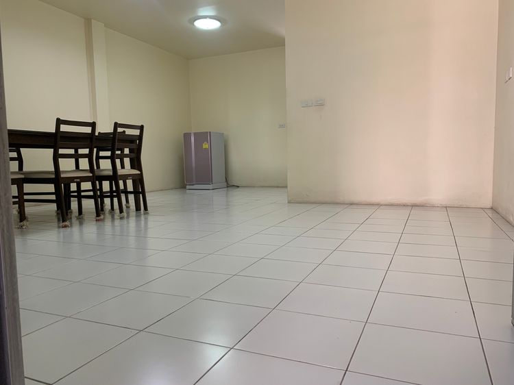 มีบางส่วน ให้เช่าบ้านทาวน์เฮ้าส์ ใกล้ตลาดพนัสนิคม 2 ห้องนอน 2 ห้องน้ำ พร้อมที่จอดรถ แอร์ 1 เครื่อง ตู้เย็น และซิงค์ล้างจาน  รูปที่ 4