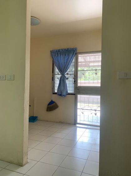 มีบางส่วน ให้เช่าบ้านทาวน์เฮ้าส์ ใกล้ตลาดพนัสนิคม 2 ห้องนอน 2 ห้องน้ำ พร้อมที่จอดรถ แอร์ 1 เครื่อง ตู้เย็น และซิงค์ล้างจาน  รูปที่ 3