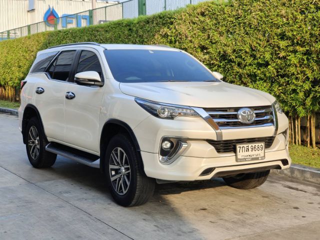 รถ Toyota Fortuner 2.8 V 4WD สี ขาว